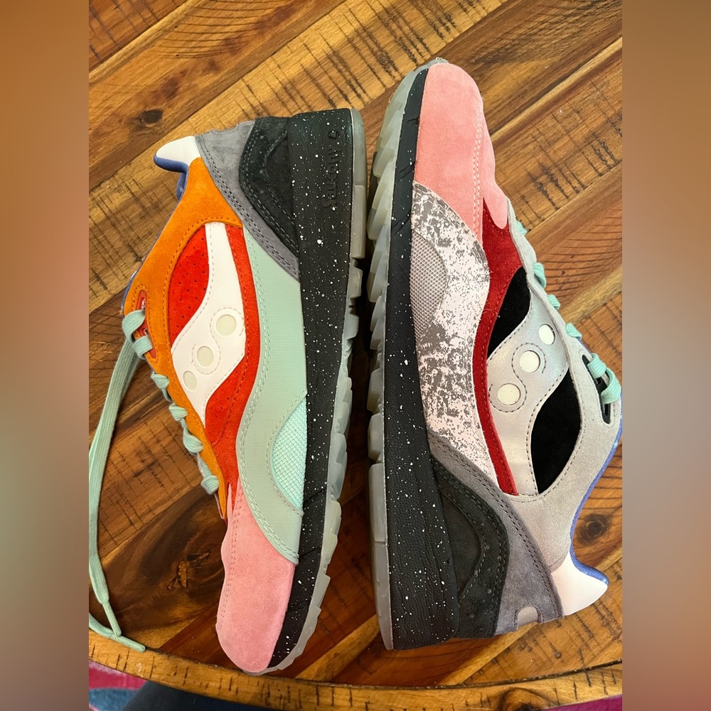 Men’s Saucony Lifestyle Sneakers Shadow 6000• multi colored-Excellent condition!